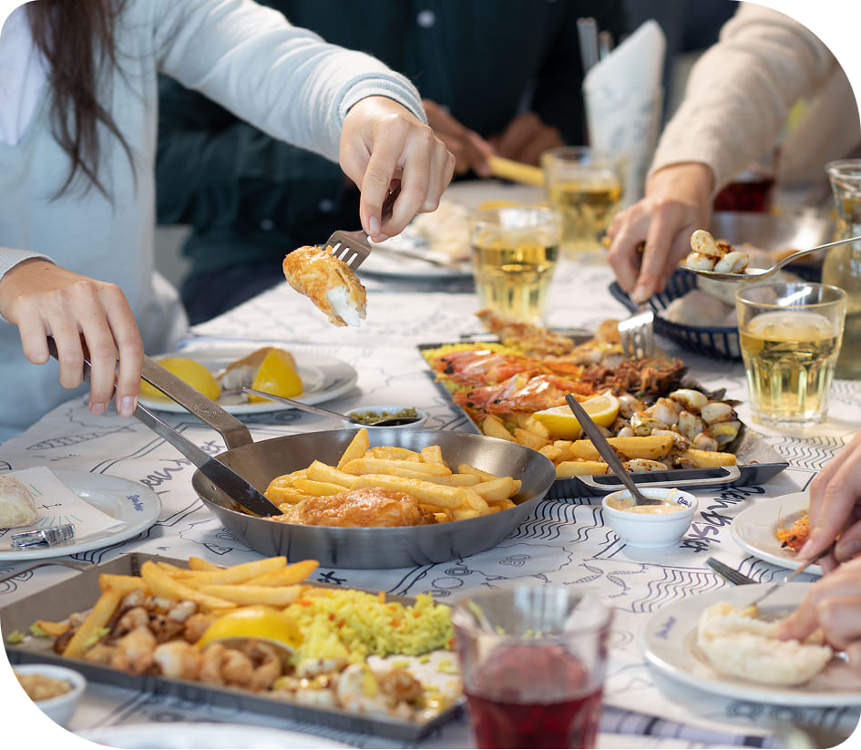 Гости Ocean Basket за столом